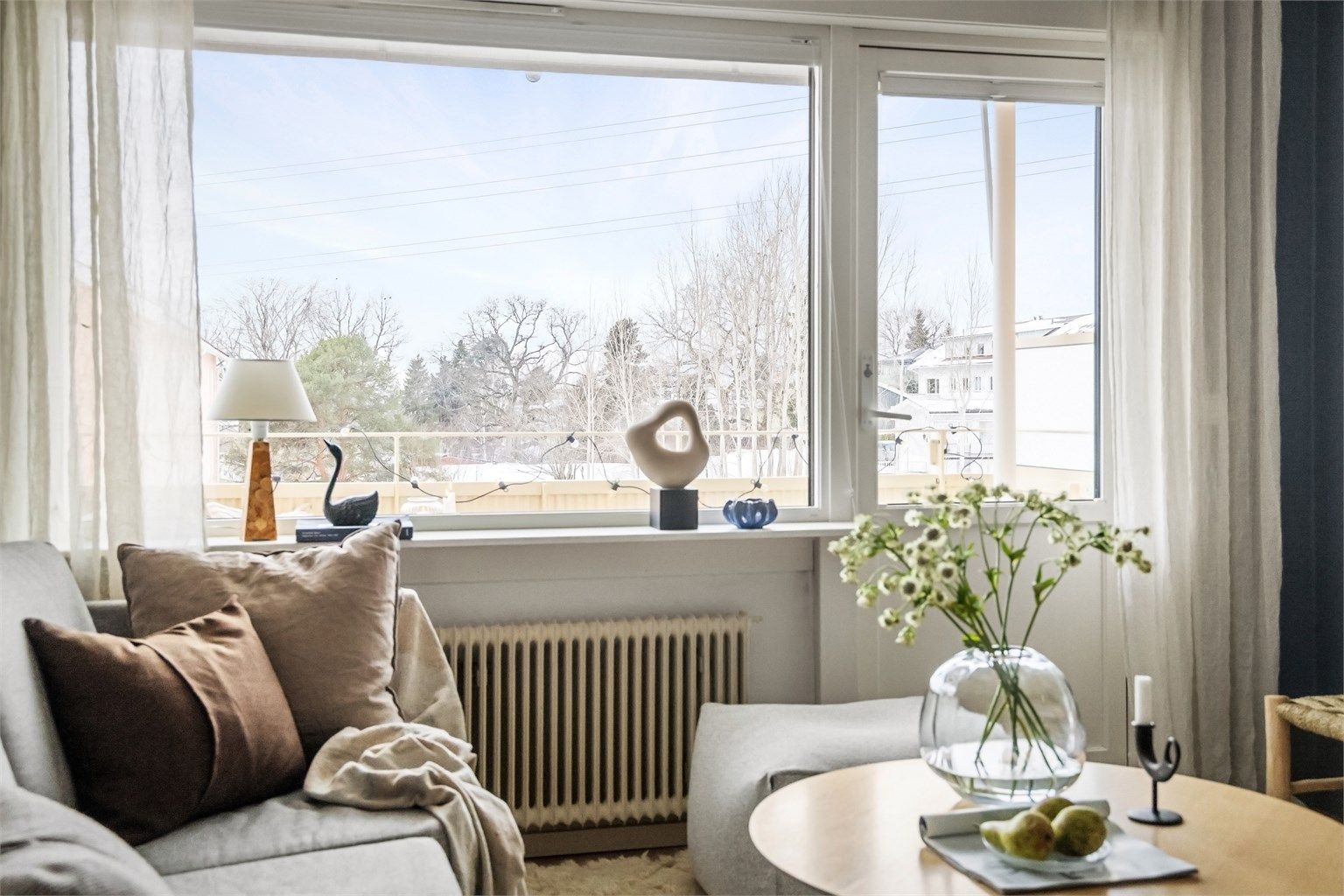 Det første som møter deg er store vindusflater og balkongdør som gir en god atmosfære