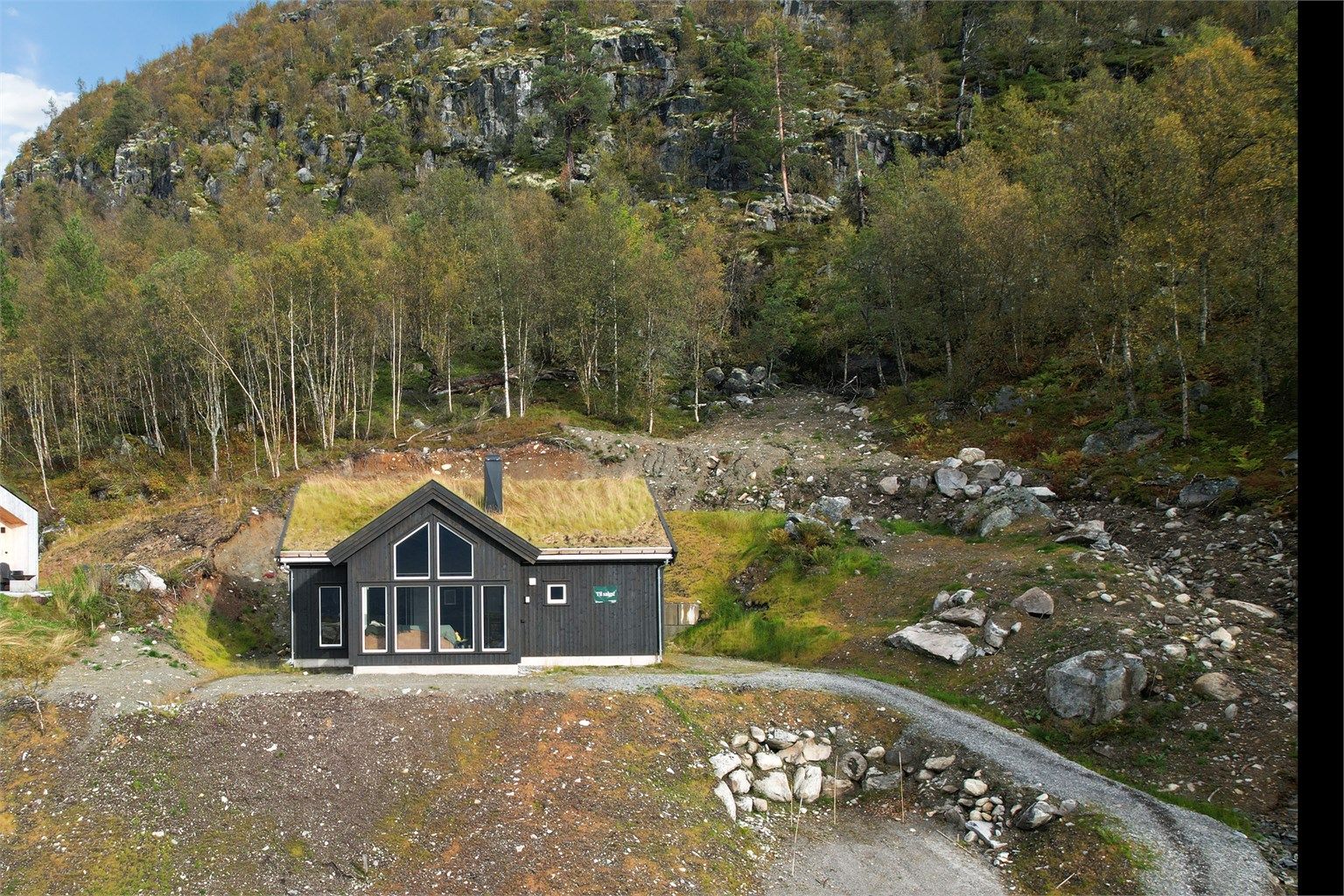 Solrik uteplass med utsikt.