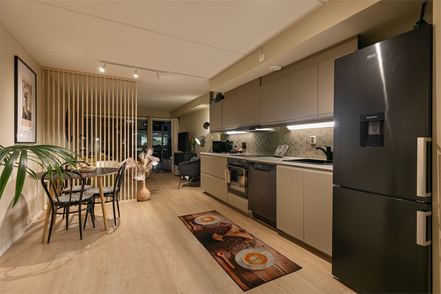 En moderne og lys 3-roms hjørneleilighet i et bygg fra 2007.