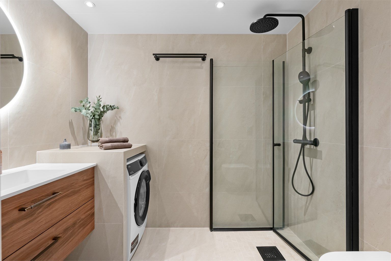 Badet er en prefabrikkert modul fra byggeåret, oppgradert i 2024. Det har elektrisk gulvvarme, flislagte overflater og opplegg for vaskemaskin.