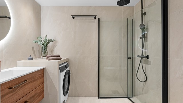 Badet er en prefabrikkert modul fra byggeåret, oppgradert i 2024. Det har elektrisk gulvvarme, flislagte overflater og opplegg for vaskemaskin.