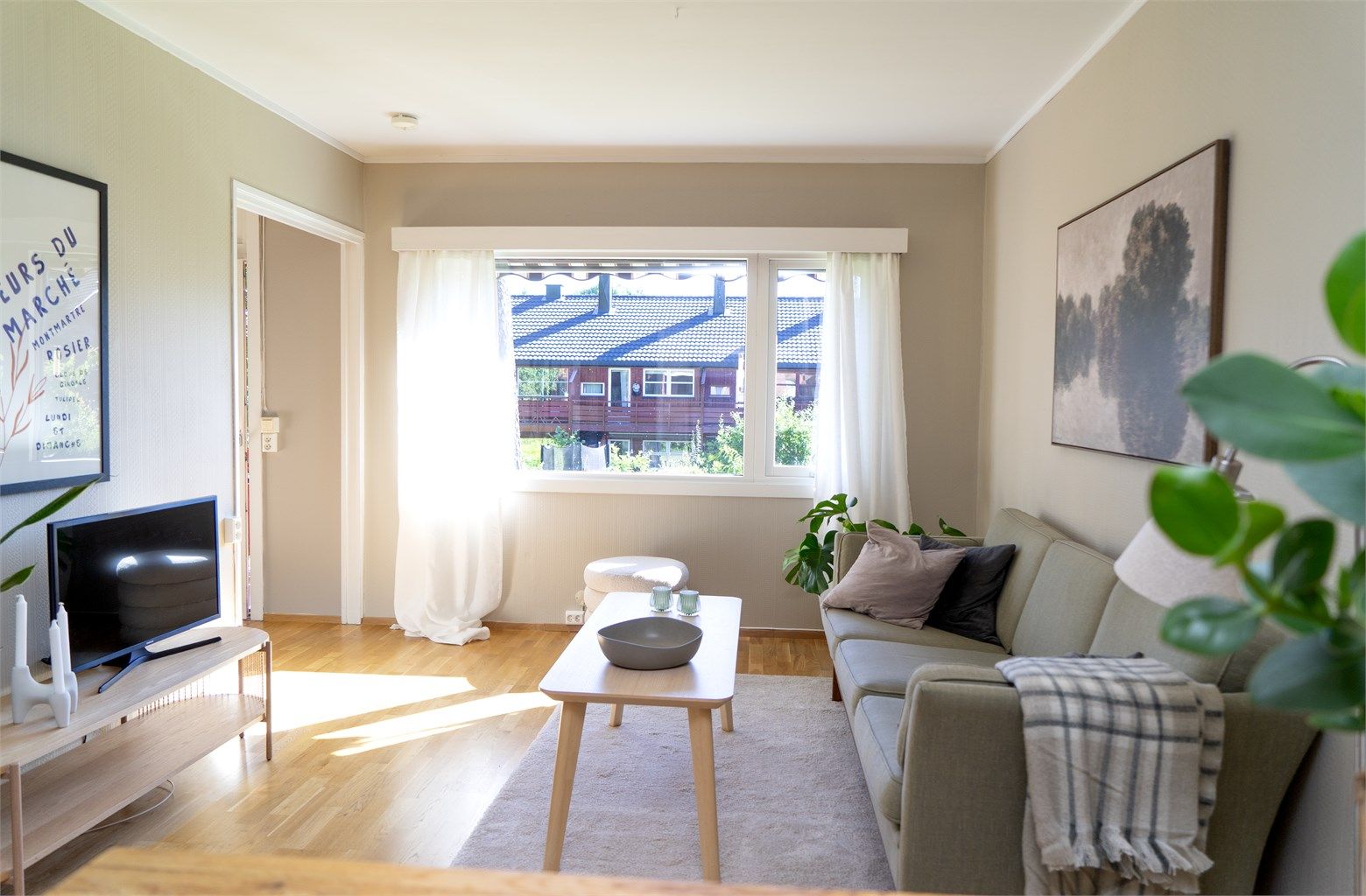 Romslig stue med utsyn mot de omkringliggende fellesarealene.