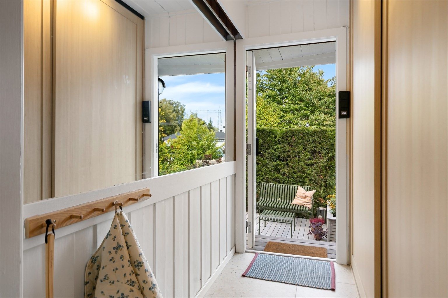 Entré med flislagt gulv, gulvvarme og glassfelt i ytterdøren.
Foto: Zovenfra