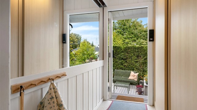 Entré med flislagt gulv, gulvvarme og glassfelt i ytterdøren.
Foto: Zovenfra