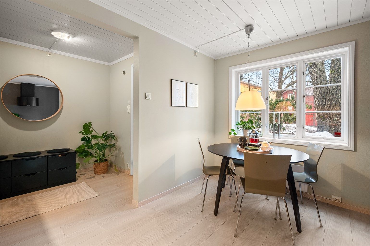 Kjøkkenet har en koselig spiseplass ved vinduet - et perfekt sted for frokosten. 