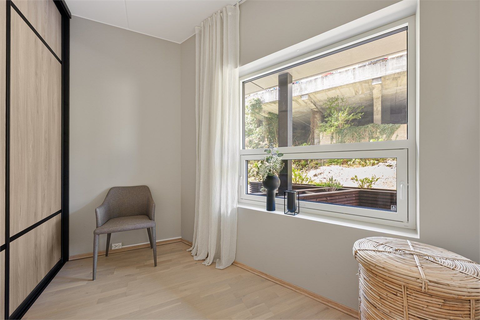 Soverom II har plass til seng og skap, eventuelt seng og kontorpult. Selger har valgt å sette inn en stor skyvedørsgarderobe i dette rommet. 