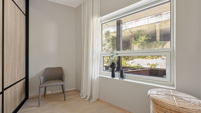 Soverom II har plass til seng og skap, eventuelt seng og kontorpult. Selger har valgt å sette inn en stor skyvedørsgarderobe i dette rommet.