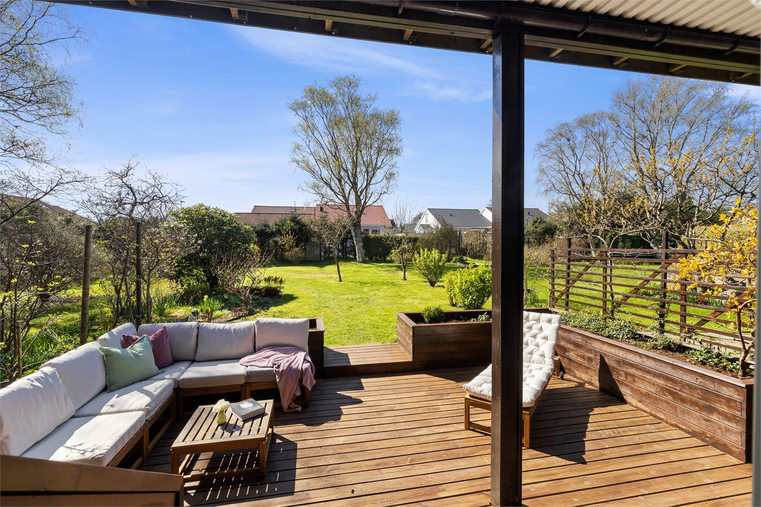 Fra første etasje er det utgang til en romslig og delvis overbygget markterrasse på 29 m². Et perfekt sted for å nyte en lang utesesong.