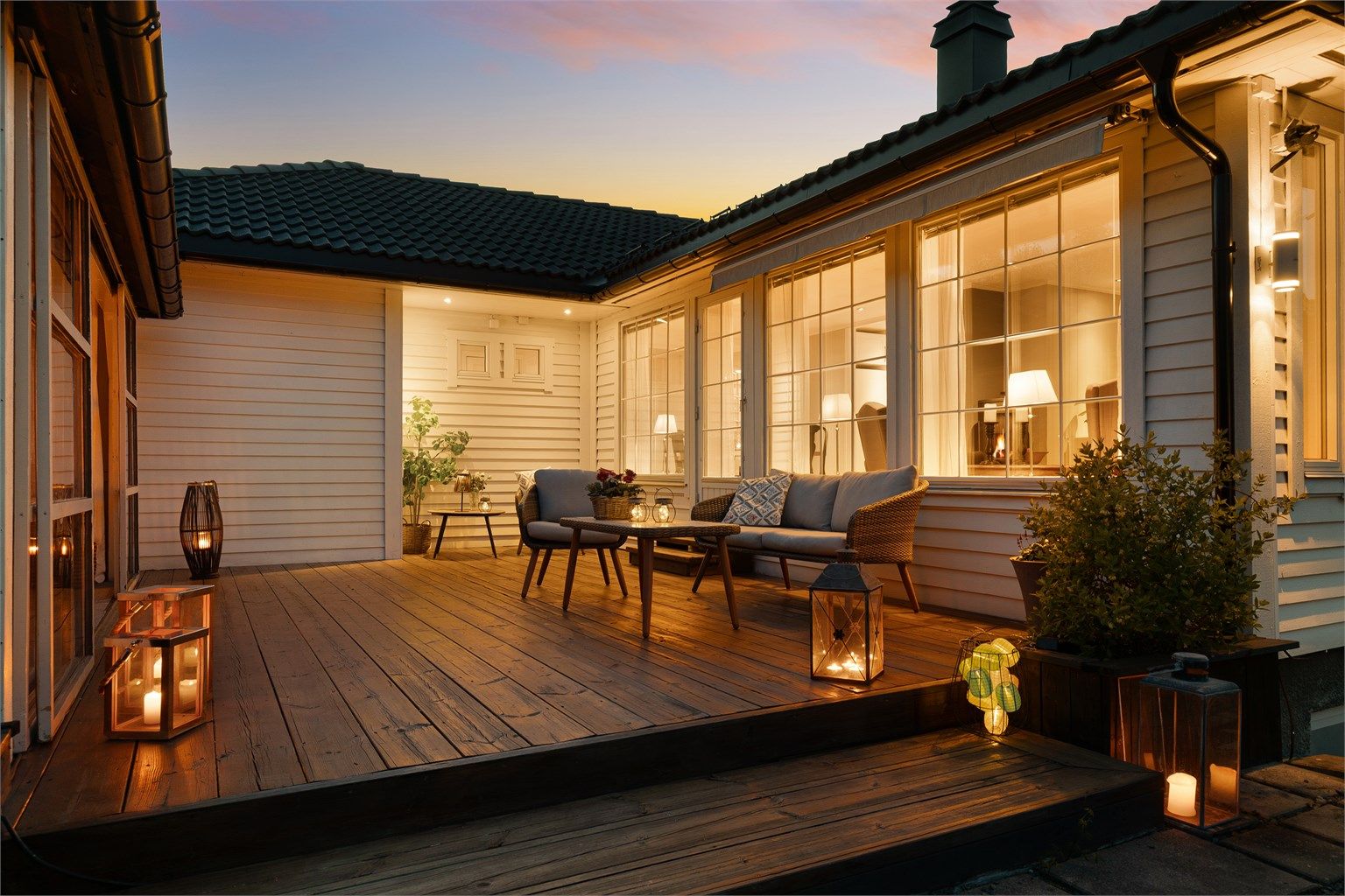 Lun og koselig terrasse utenfor stuen 