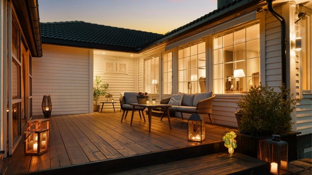 Lun og koselig terrasse utenfor stuen