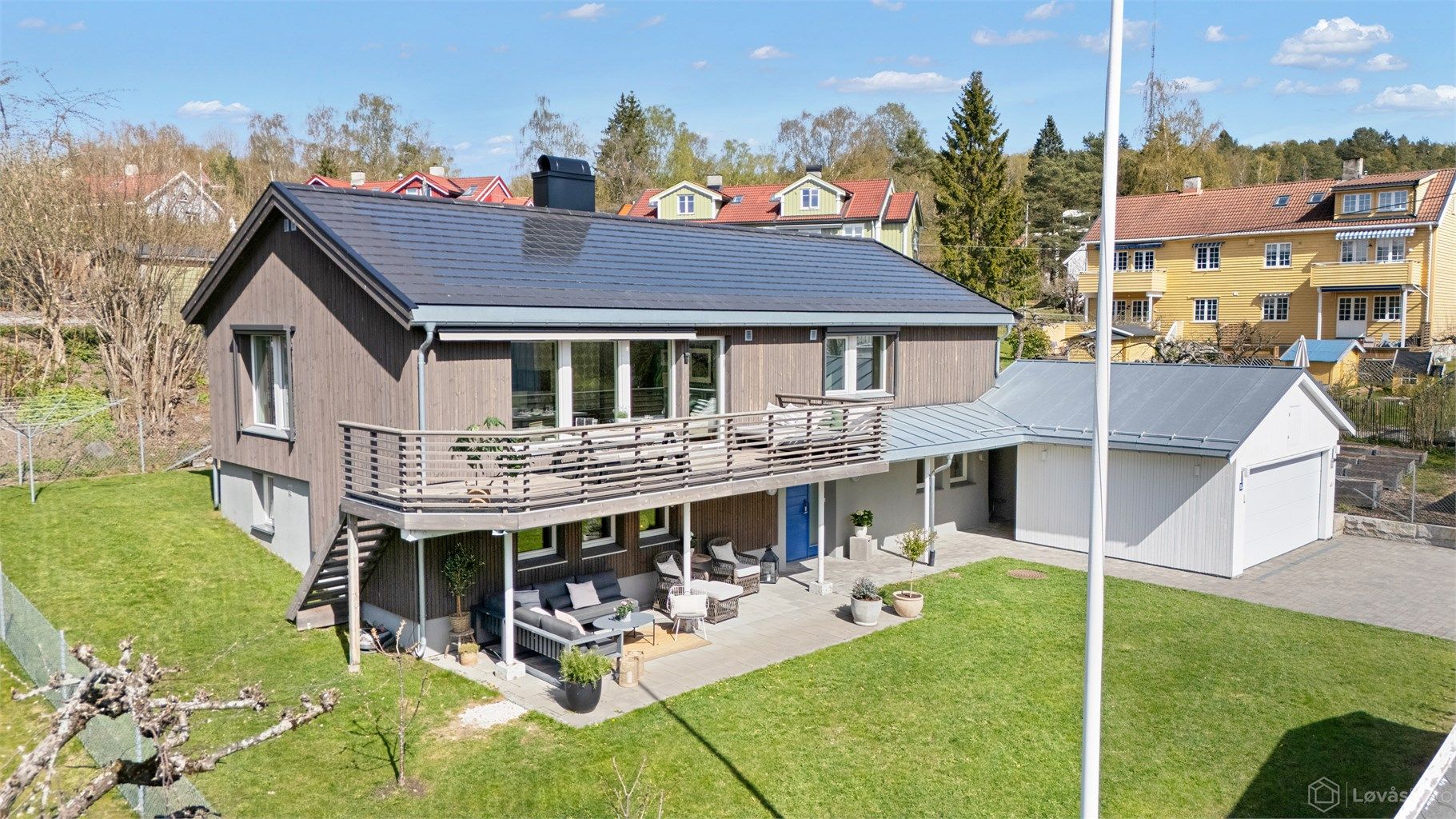 Eneboligen ligger tilbaketrukket og usjenert til i populære Holtet hageby