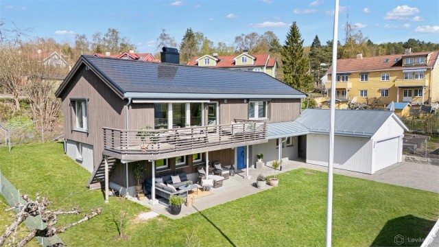Eneboligen ligger tilbaketrukket og usjenert til i populære Holtet hageby