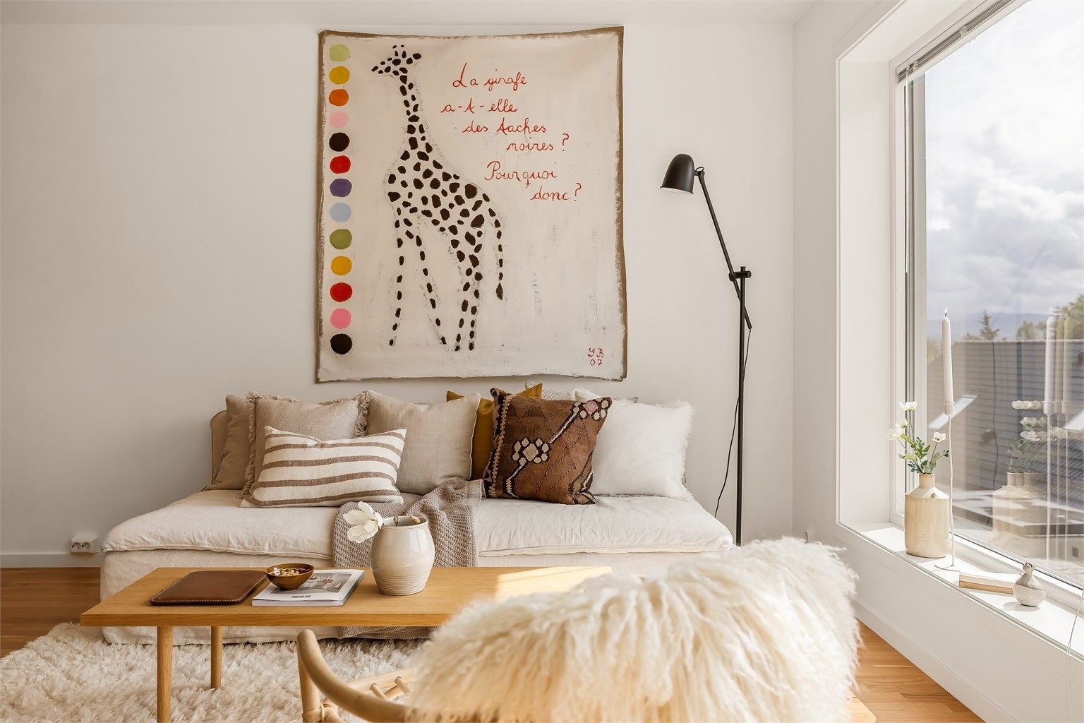 Store vindusflater slipper inn mye naturlig dagslys og gjør rommet til et trivelig sted å oppholde seg