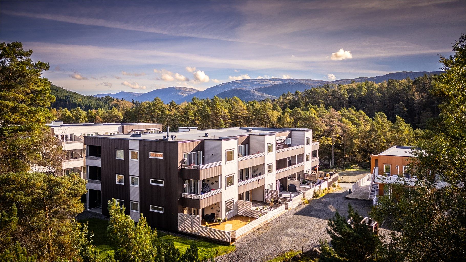 - Leiligheten er beliggende helt innerst i blindvei med naturskjønne omgivelser. Et moderne bygg fra 2012 med TEK10 standard. -