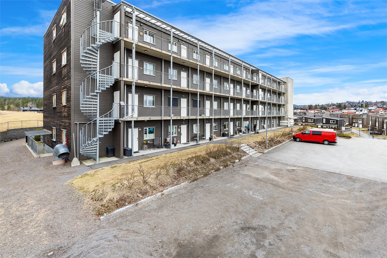 Inngangssiden av blokken og parkering for bl.a gjester