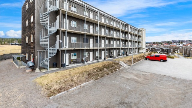 Inngangssiden av blokken og parkering for bl.a gjester