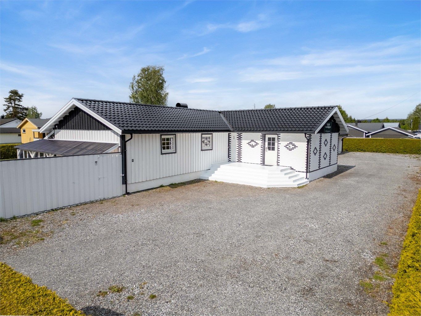 Romslig gårdsplass med nok av biloppstillingsplasser. 