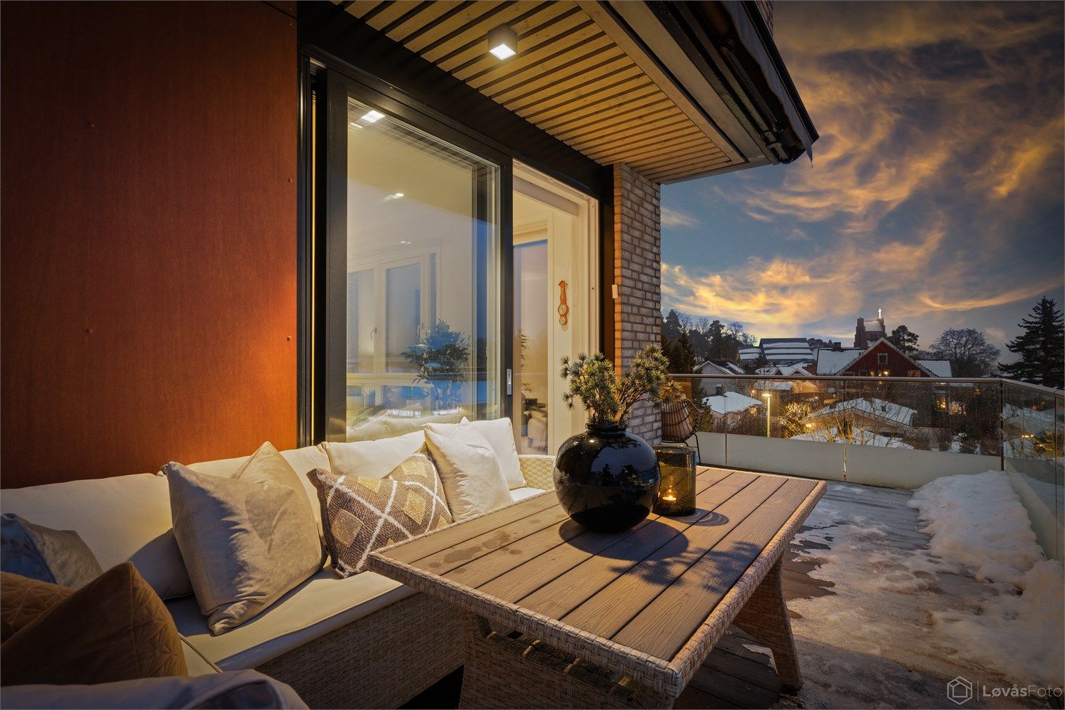 Vestvendt beliggenhet med vinduer i tre himmelretning, samt 2 solrike og romslige balkonger. I kjelleretasjen følger 2 garasjeplasser, mens du på bakkeplan finner et rikt servicetilbud og kollektivtransport