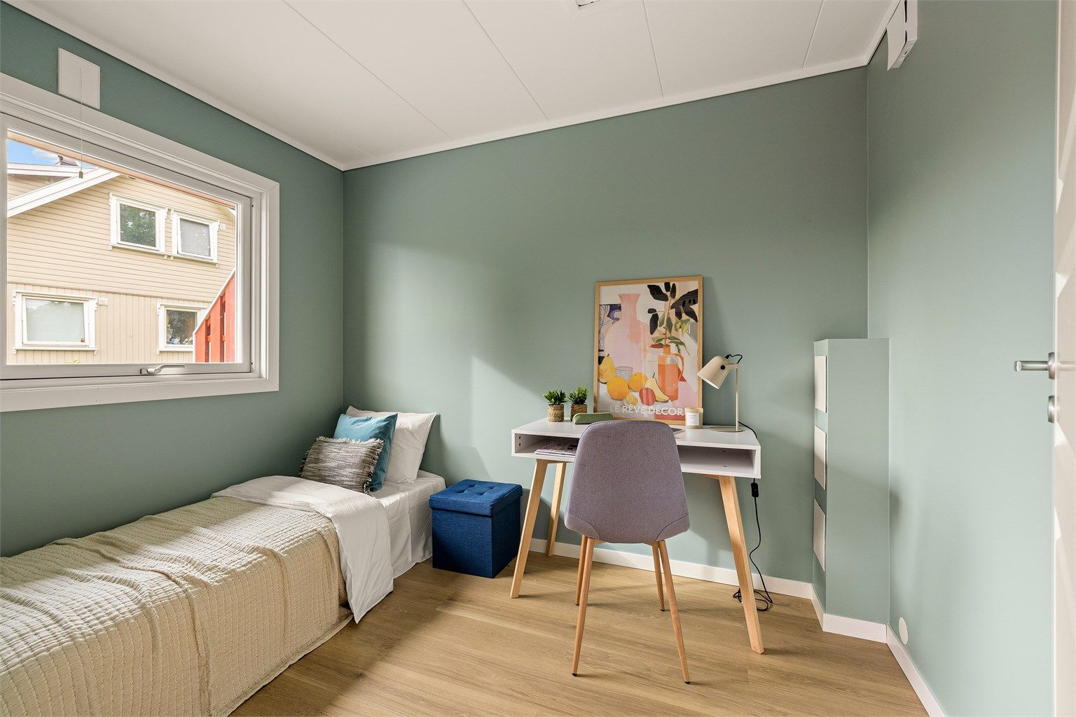 017_Dette soverommet er nyetablert og med nesten 7 kvm. et velfungerende barne-gjesterom. Nytt vindu er installert i 2025. Bilde fra tilsvarende leilighet..jpg
