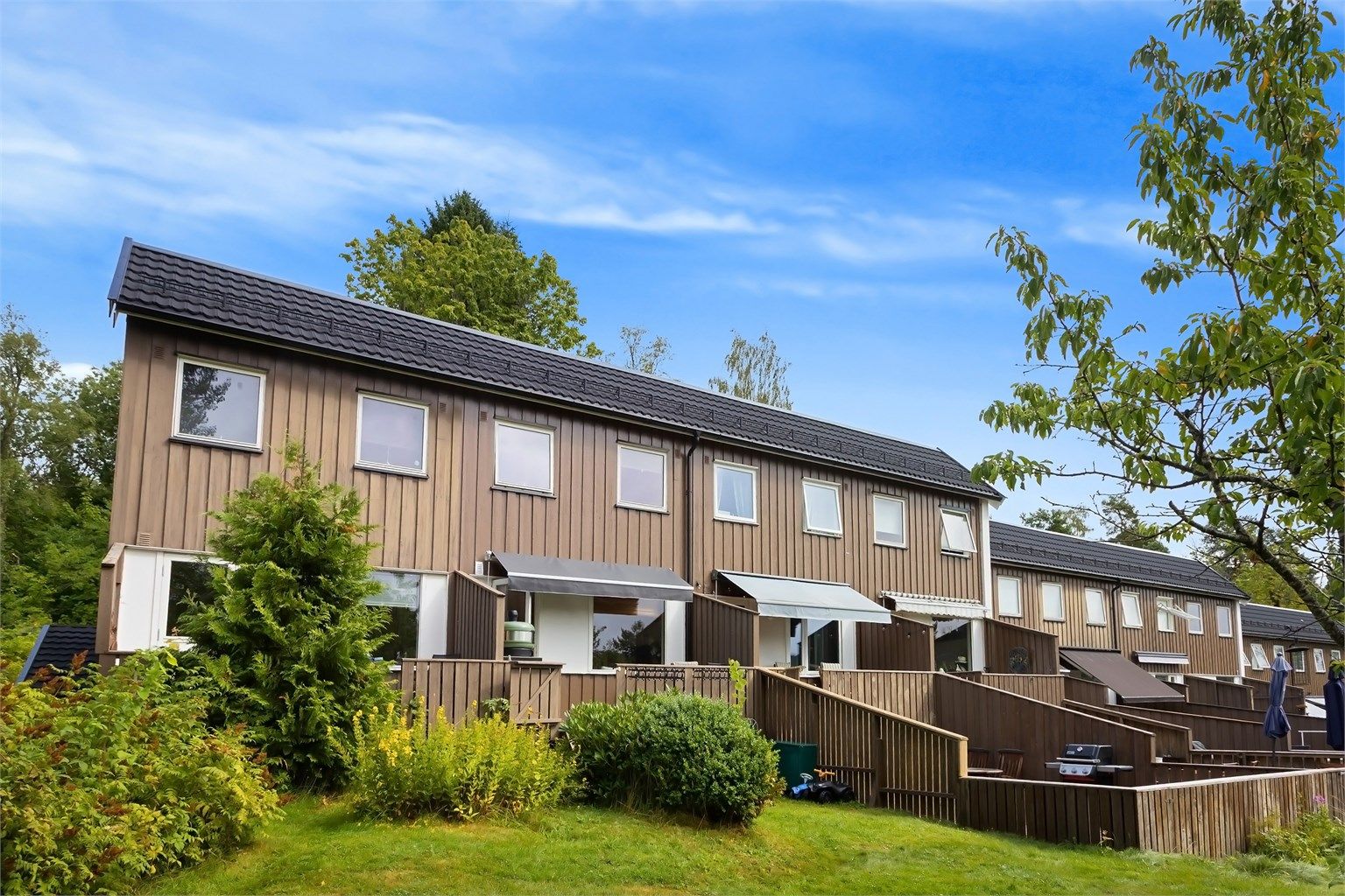 Her bor dere med kort vei til skoler, barnehager, dagligvarebutikk og offentlig kommunikasjon, samt lekeplasser og idylliske turområder i nærområdet