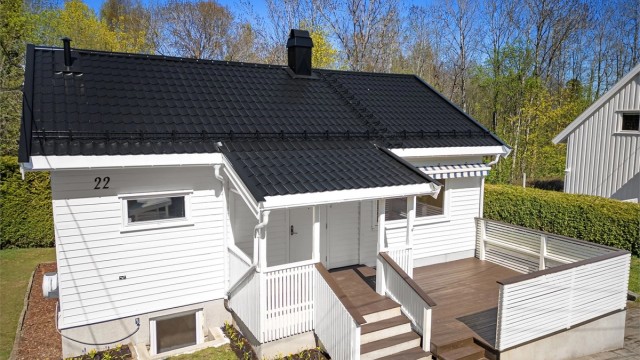 Terrasseplattingen på 21 m² er bygget i trekonstruksjoner og har et praktisk, overbygget inngangsparti. Utvidet terrassedel er ikke byggemeldt.