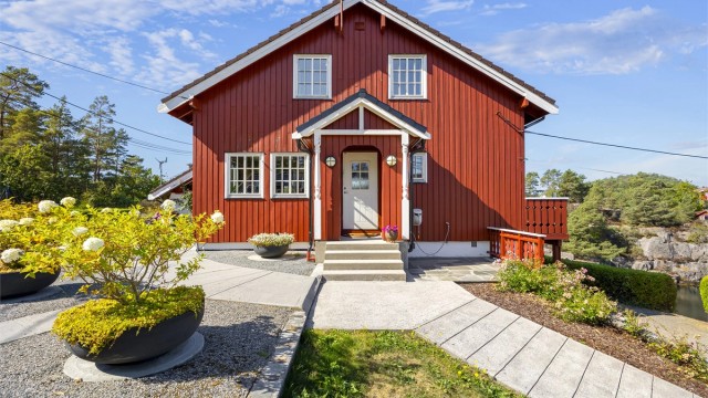 Eiendommen er pent opparbeidet med støpte gangveier og beplantning.