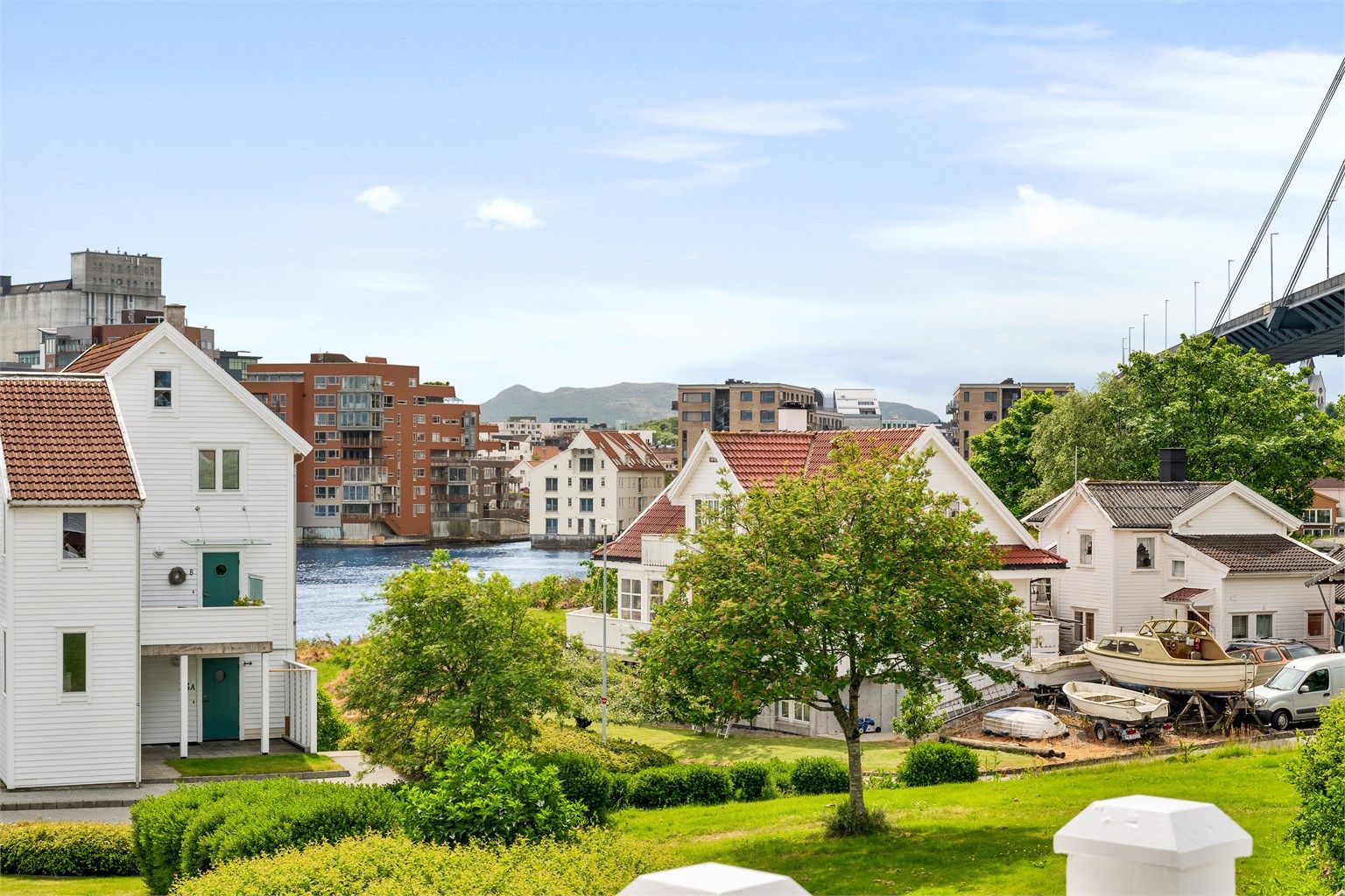 Leiligheten ligger i maritime omgivelser og har fin utsikt ned mot sjø samt grøntområder. 