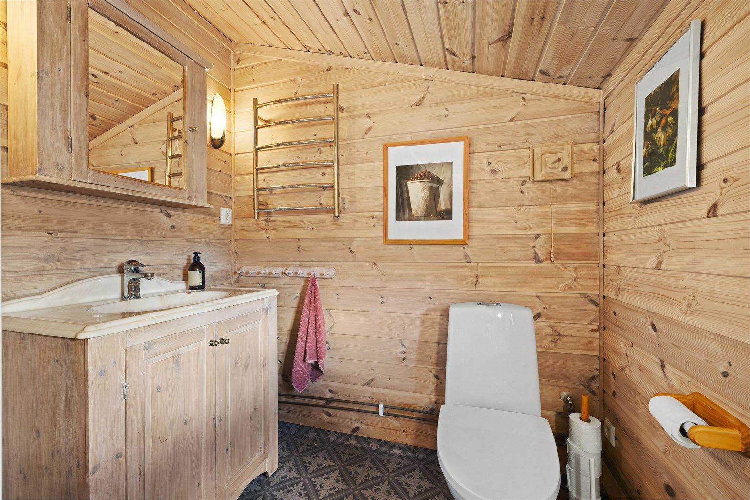 Bad 1 er utstyrt med wc, dusj, servant og badstue