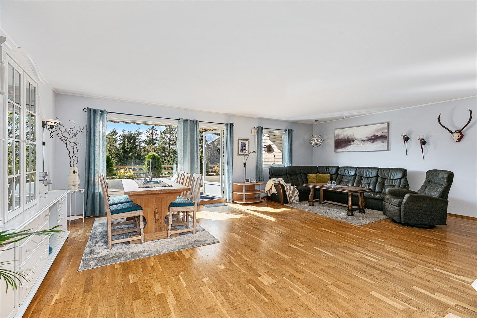 Stuen har stort åpent areal med store vindusflater som gir rikelig med naturlig lys