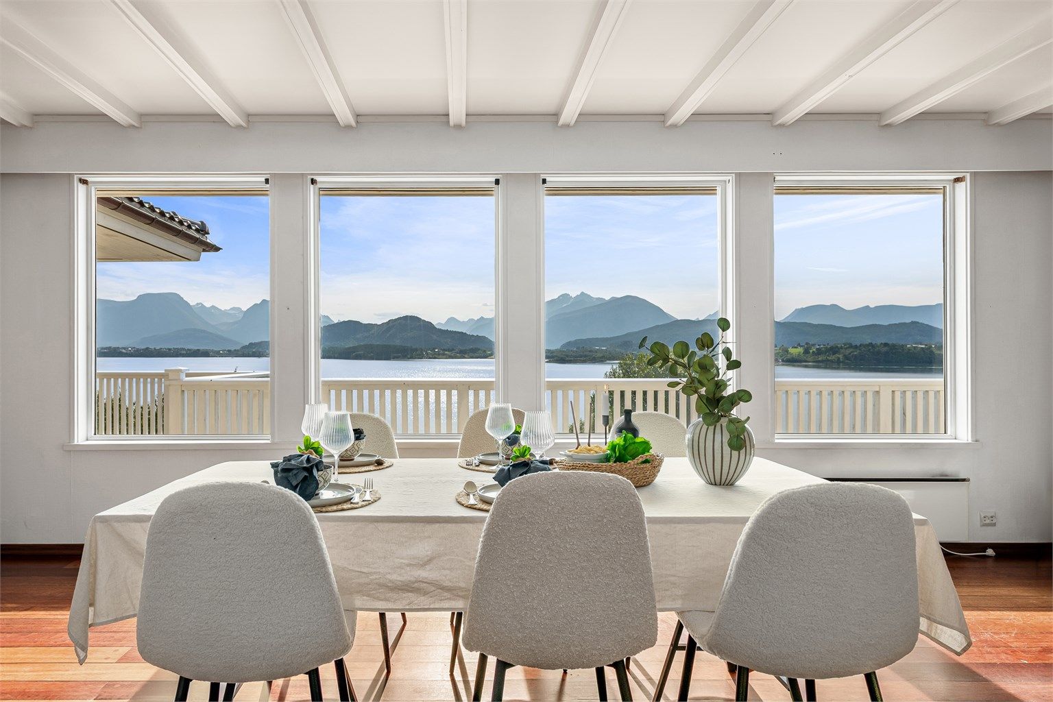Fra spisestuen kan utsikten mot fjorden og fjellene nytes.
