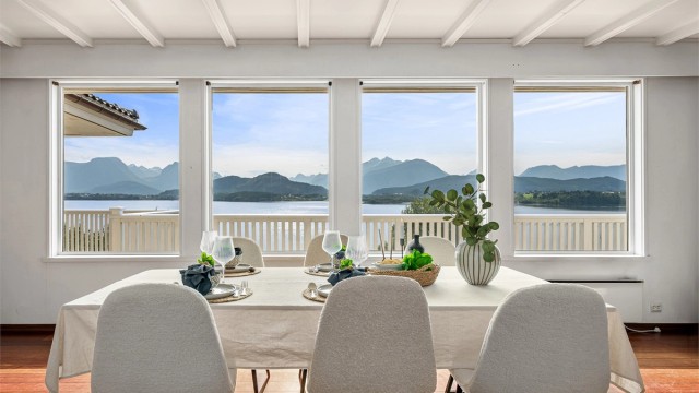 Fra spisestuen kan utsikten mot fjorden og fjellene nytes.