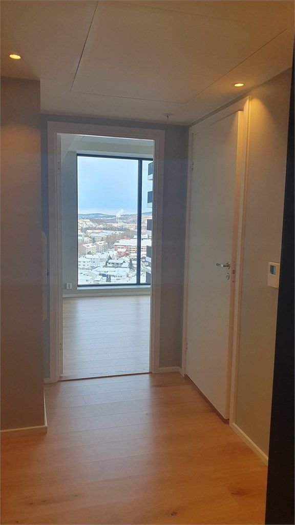 Innbydende gang med god plass til å henge fra seg yttertøy.