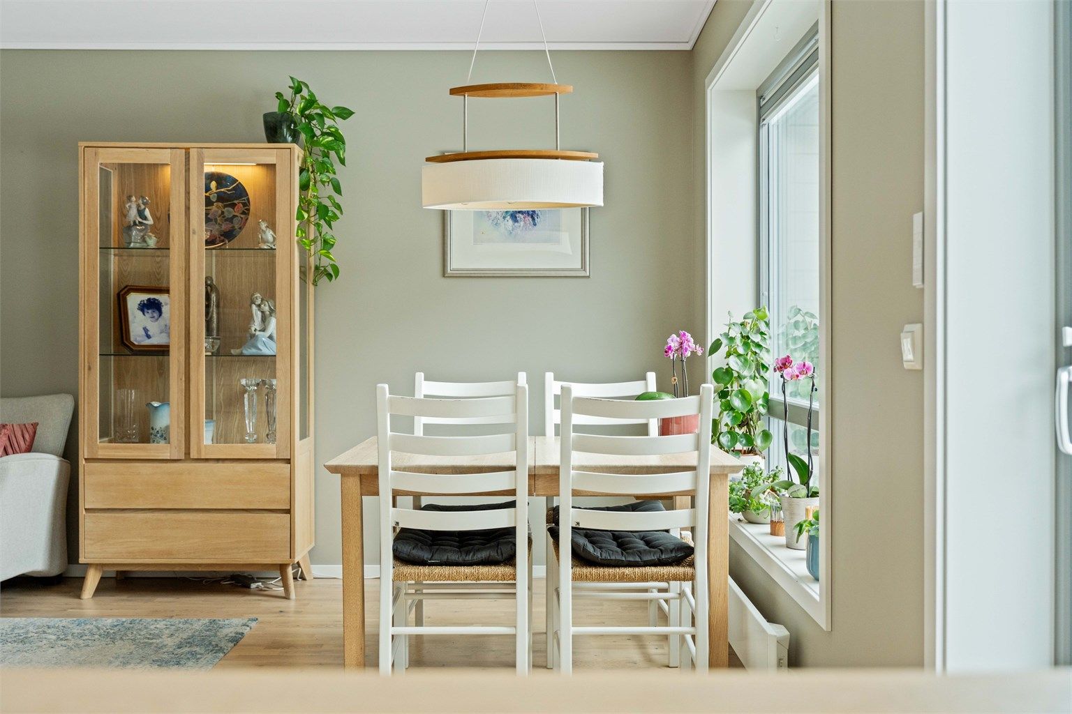 Inne blir du møtt av moderne og innbydende farger, og en god standard!