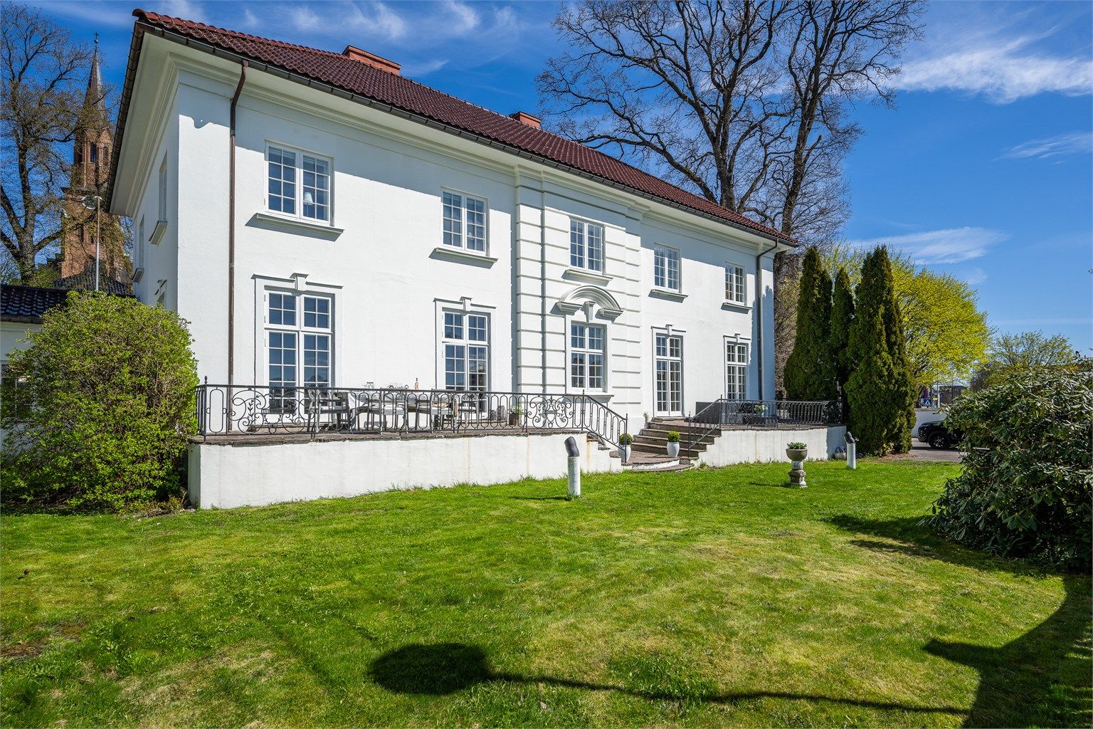 Denne historiske villaen fra 1926 har en unik beliggenhet i Korten, rett ved det historiske Slottsfjellet. 
