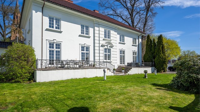 Denne historiske villaen fra 1926 har en unik beliggenhet i Korten, rett ved det historiske Slottsfjellet.