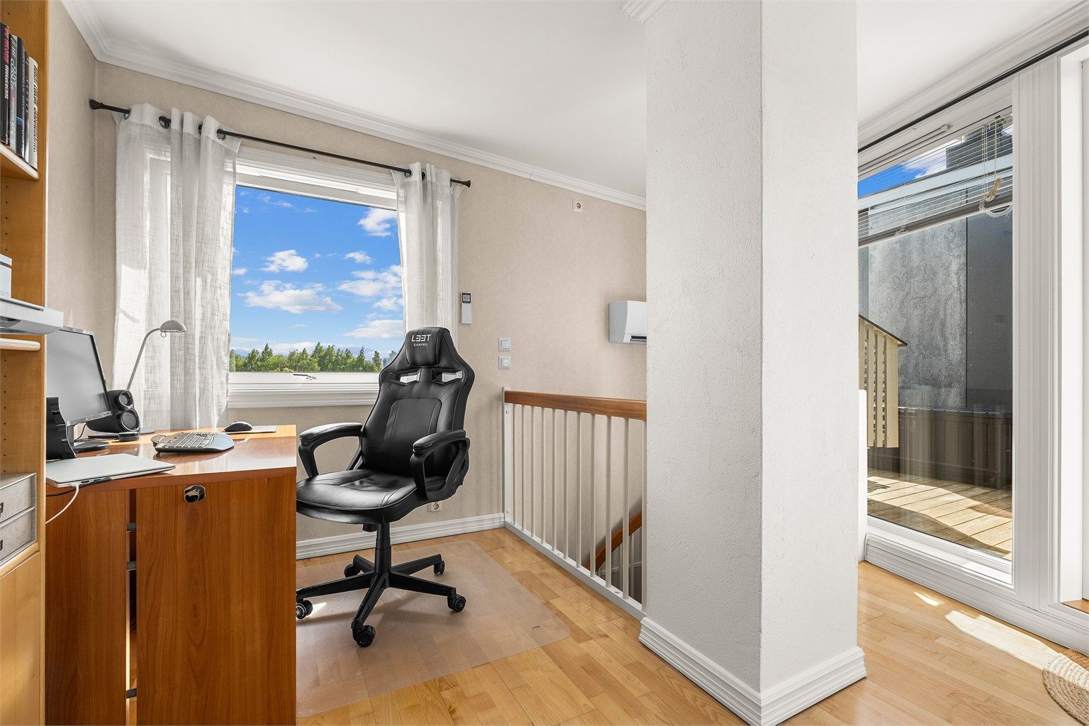 Loftstuen er et fleksibelt ekstra oppholdsrom med plass til TV-stue, hjemmekontor eller hobbyrom. Varmepumpe i trappegangen er fra 2017.