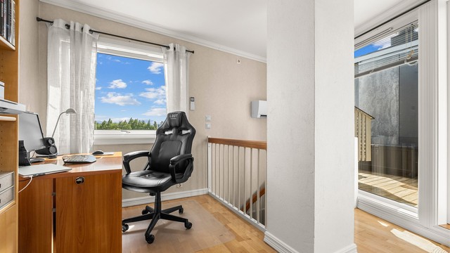 Loftstuen er et fleksibelt ekstra oppholdsrom med plass til TV-stue, hjemmekontor eller hobbyrom. Varmepumpe i trappegangen er fra 2017.