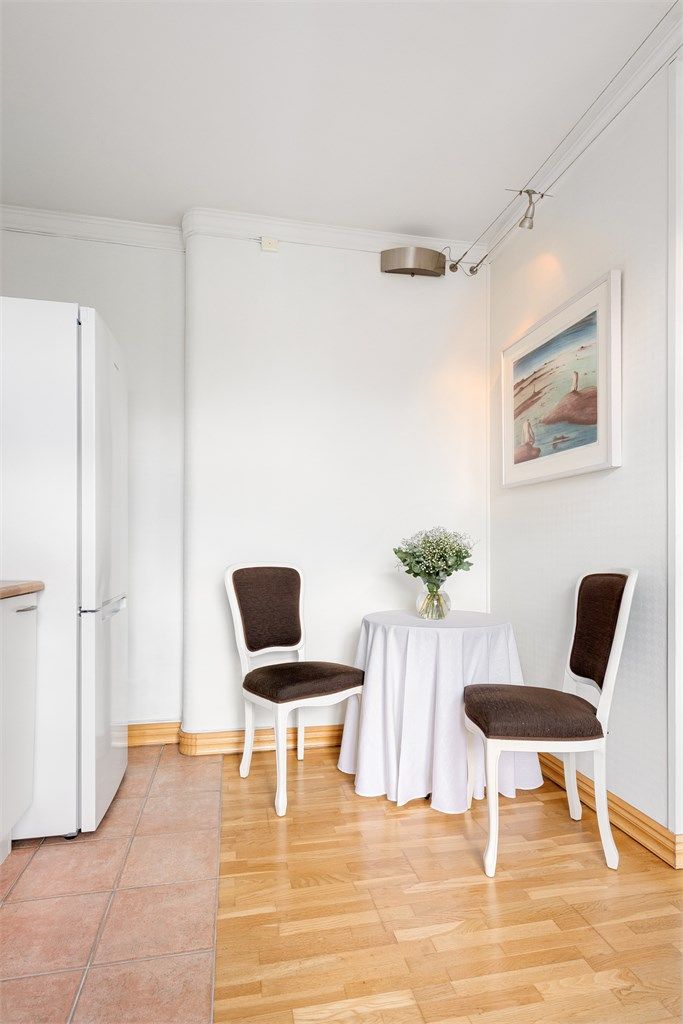 Plass til en liten spiseplass ved kjøkkenet.