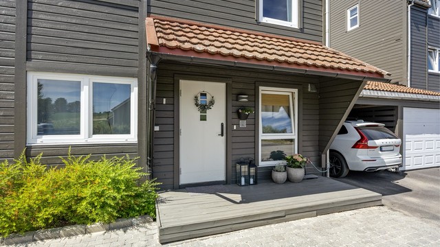 Parkering i carport med tilhørende boder.