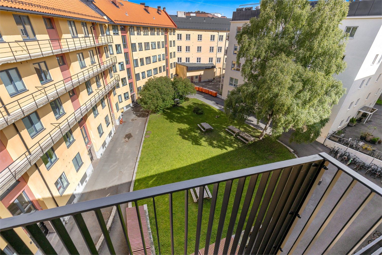 Balkongen vender mot en rolig, grønn bakgård. Her bor du sentralt med Akerselva like ved.
Foto: Pål Aanerud