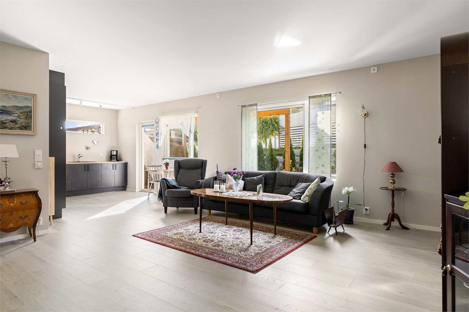 Her kan du flytte rett inn til en moderne leilighet, ferdigstilt så nylig som i 2024 og dekket av gjenstående nybygg-garanti på opprinnelig 5 år.