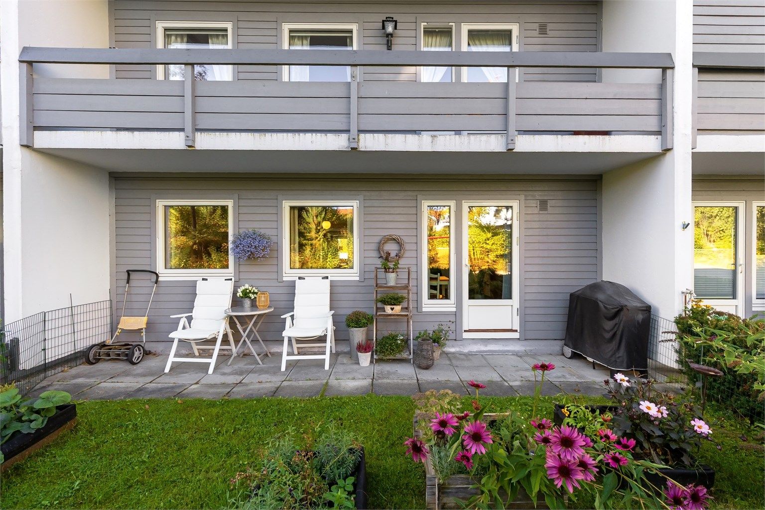 Den østvendte markterrassen har hellelagt dekke og plass til sittegruppe og grill.