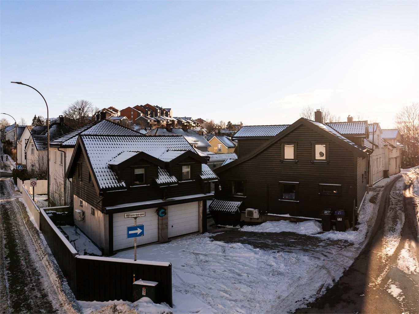 Utenom garasjen er det oppstillingsmuligheter for flere biler på gårdsplassen.