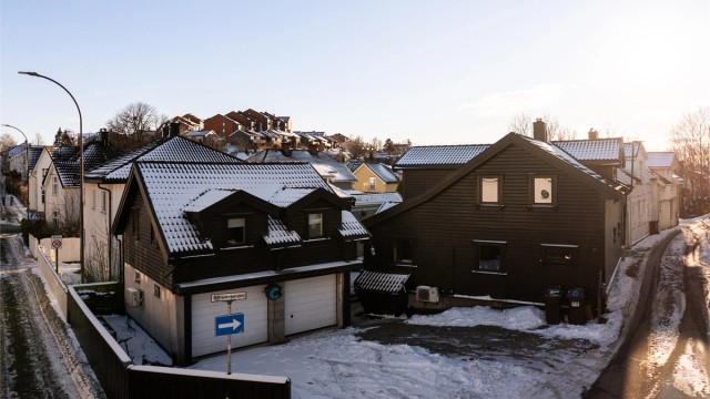 Utenom garasjen er det oppstillingsmuligheter for flere biler på gårdsplassen.