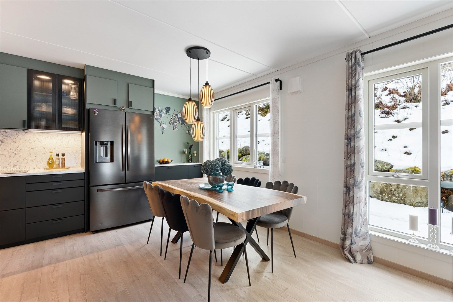 Ved kjøkkenet er det plass for spisebord