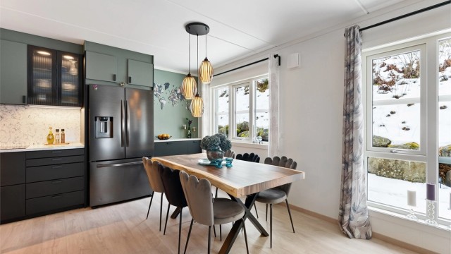 Ved kjøkkenet er det plass for spisebord