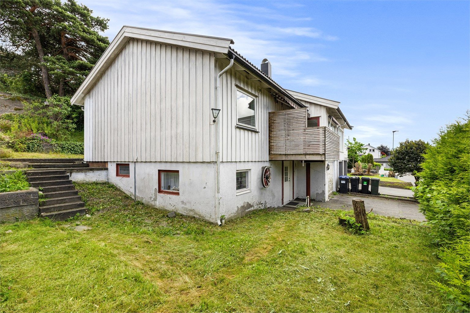 Tomannsboligen i Prost Nossens vei 7/9 ble oppført i 1965. #9 utgjør nordre halvdel og har et generelt behov for vedlikehold/oppgradering.