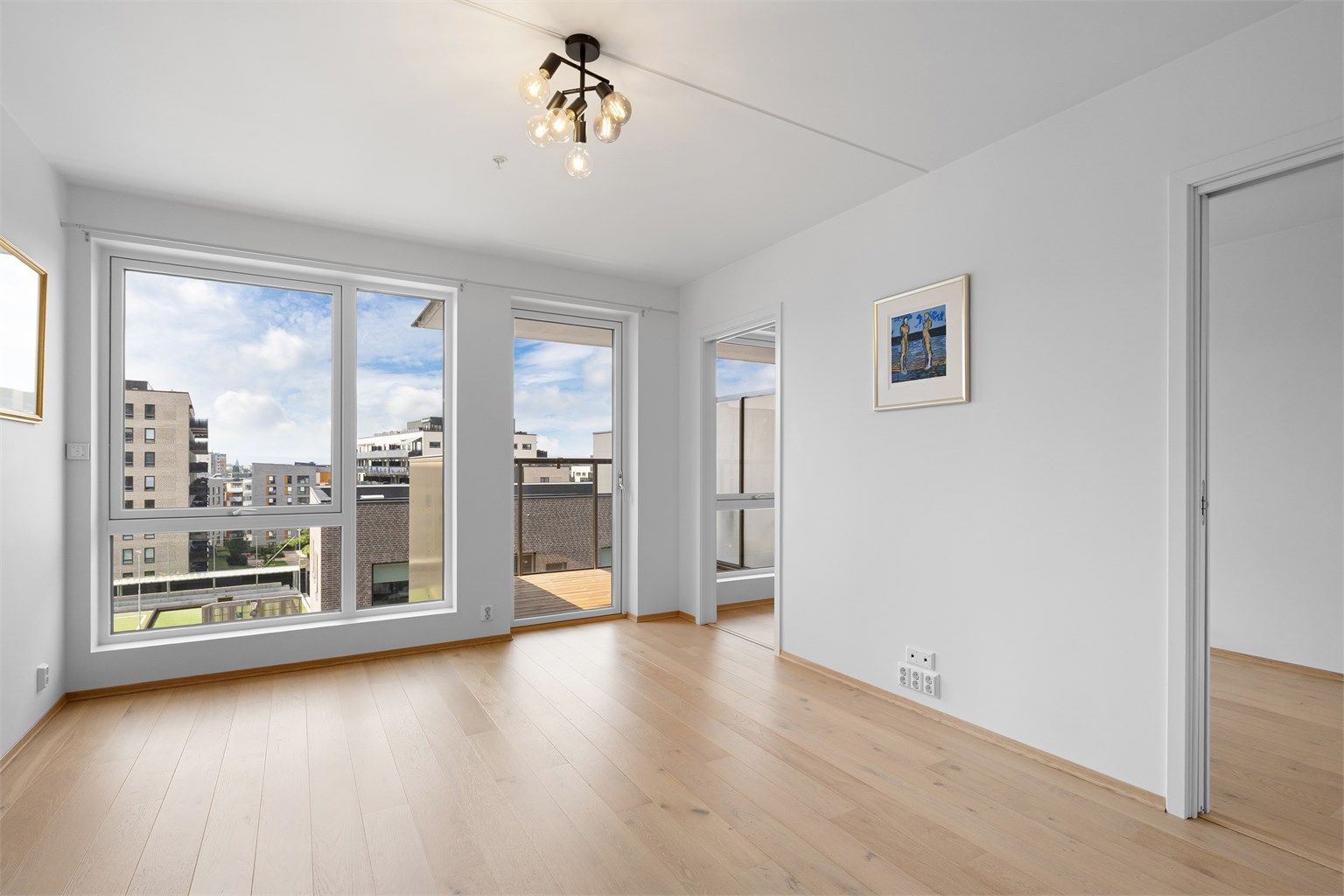 Store vindusflater i stuen sørger for godt innslipp av naturlig lys 