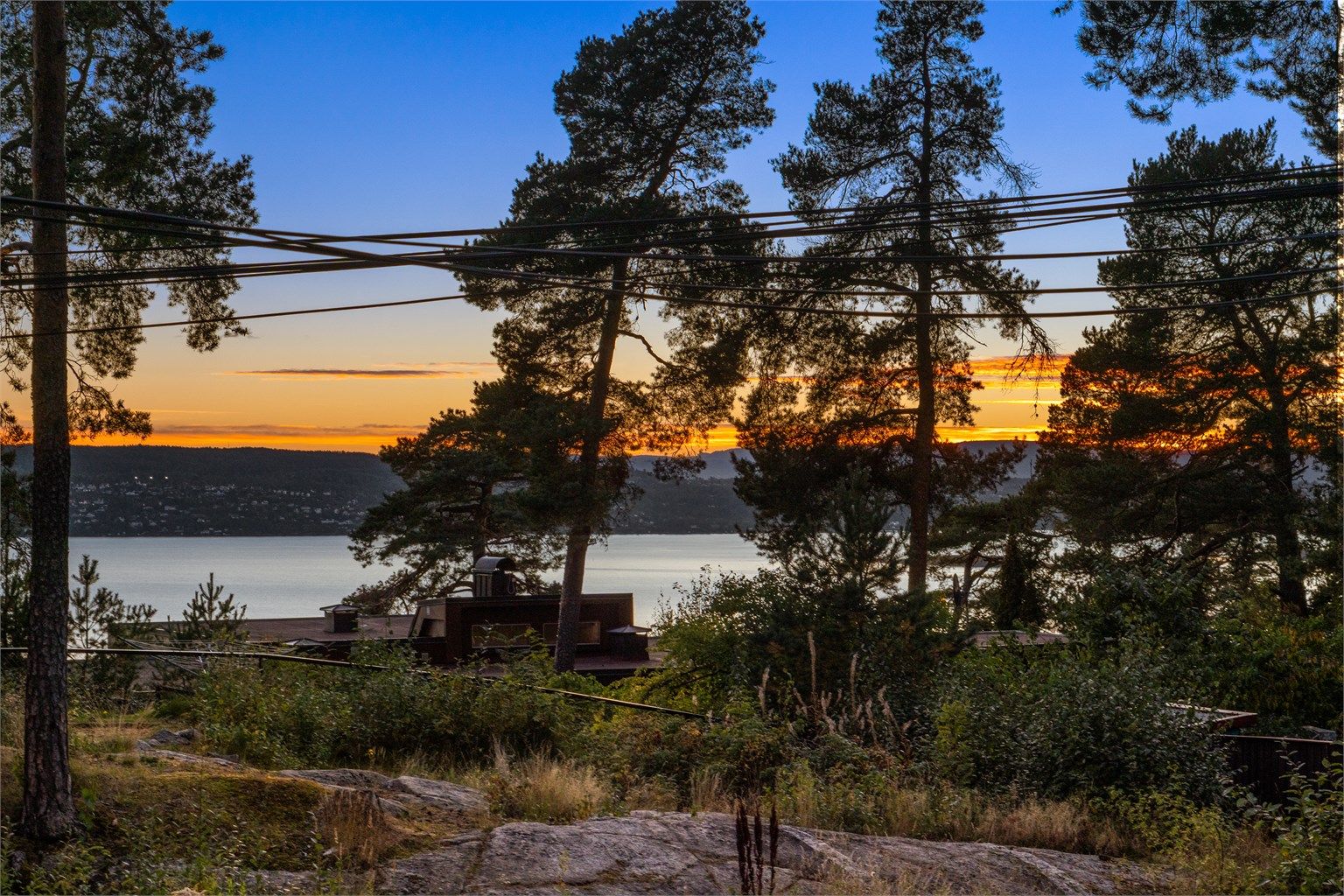 Utsikt mot fjorden og kveldshimmelen.