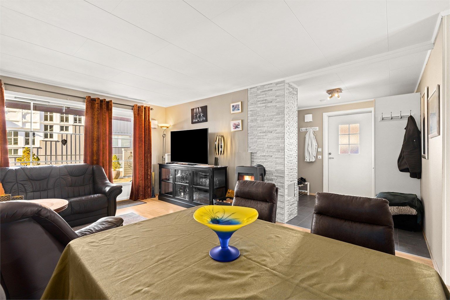 Stuen er lys og pen med store vindusflater.